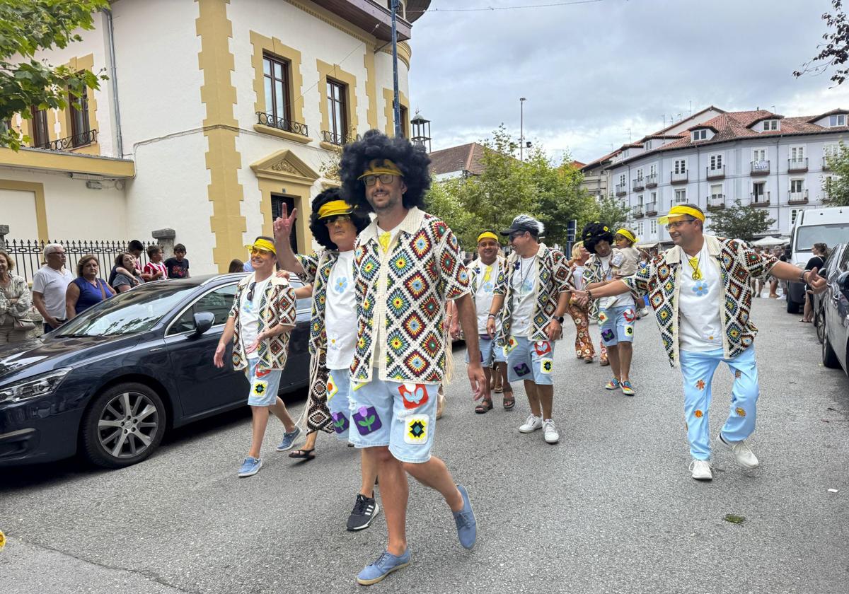 Laredo regresa a los años 60 y 70 con un colorido desfile