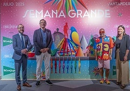 Okuda junto a la alcaldesa de Santander y los responsables de El Corte Inglés