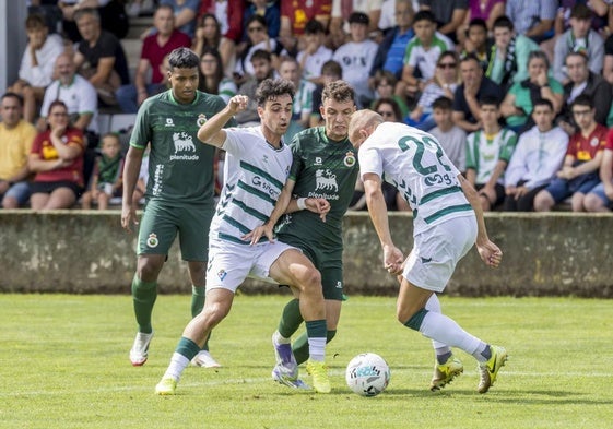 Íñigo Vicente pelea por la pelota con dos rivales del Eibar