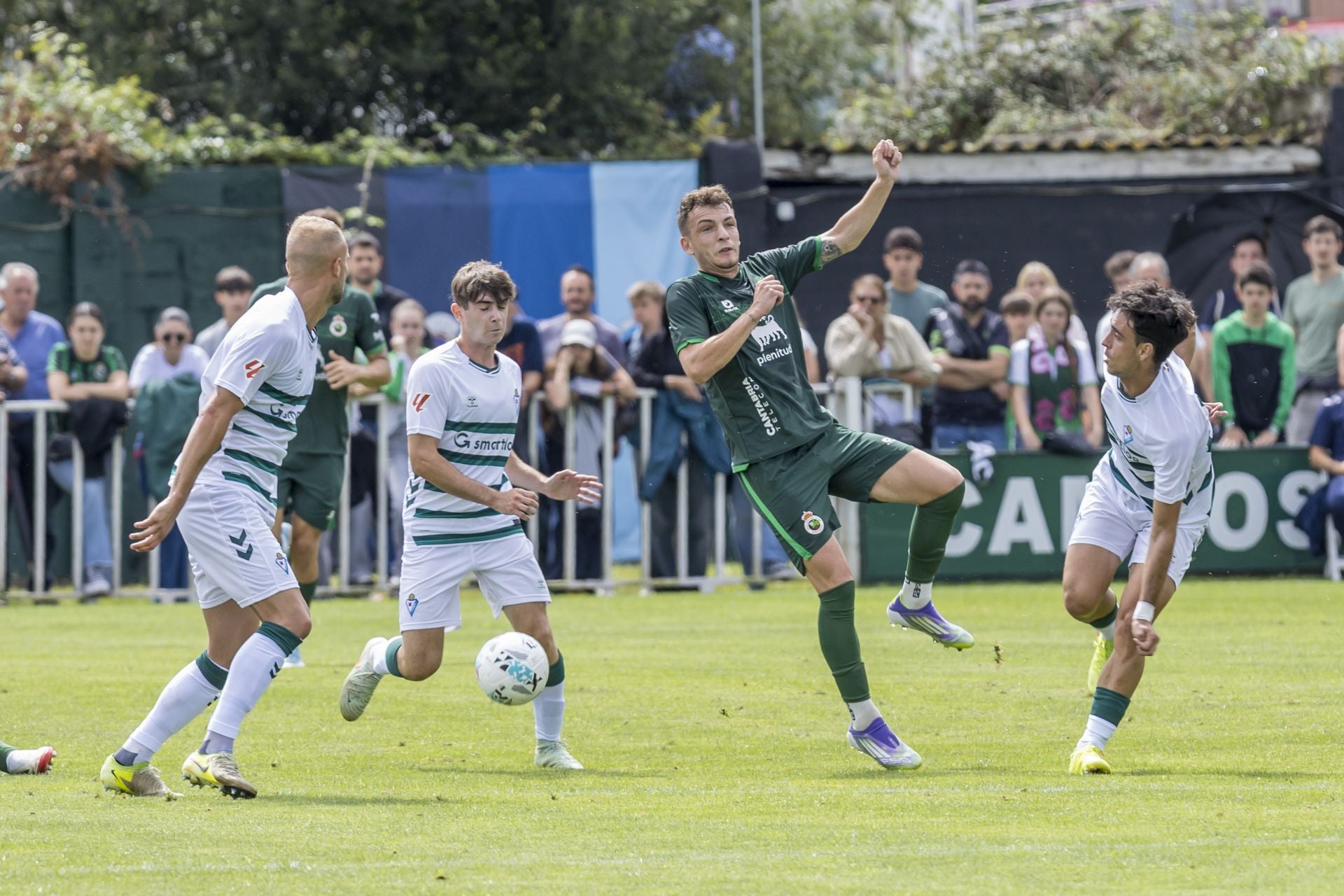 Íñigo Vicente, entre tres jugadores del Eibar.