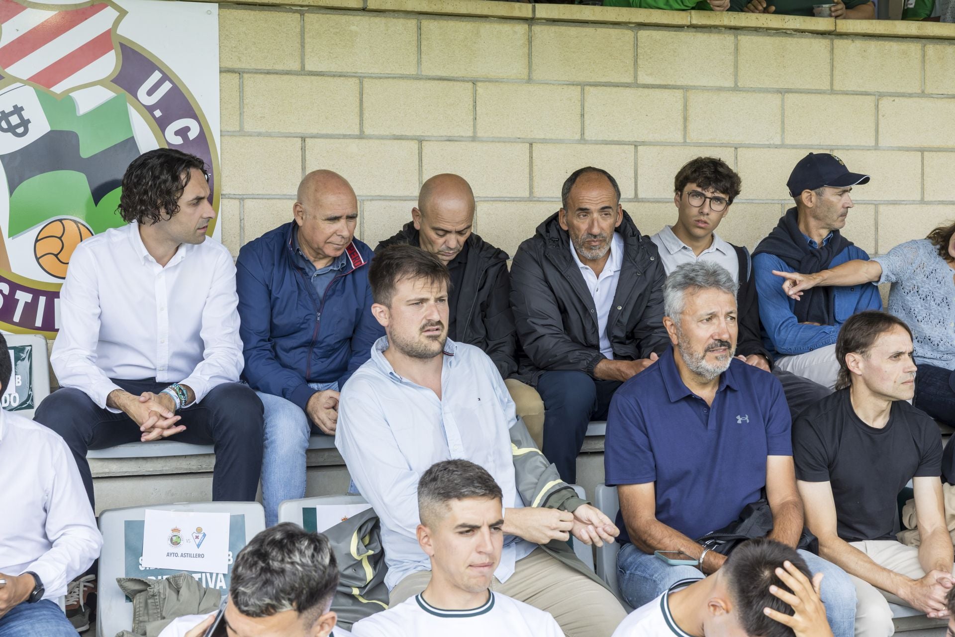 El alcalde de Astillero, Javier Fernández Soberón (a la izquierda), junto a Manolo Higuera, el presidente del Racing; Chema Aragón, el director deportivo, y Sebastián Ceria, el máximo accionista.