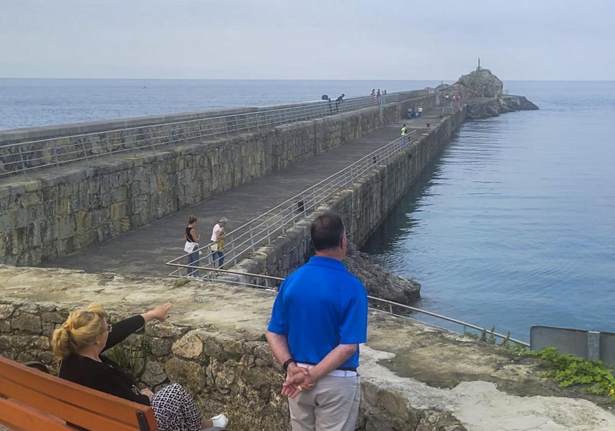 Una persona observa el rompeolas abierto al público recientemente