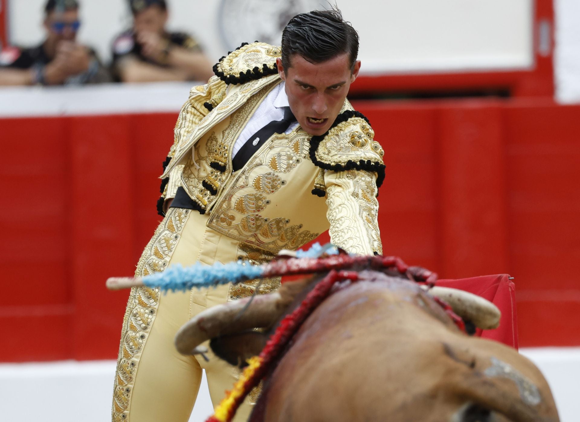 Diego Bastos cita, de frente y al natural, a su primer novillo.