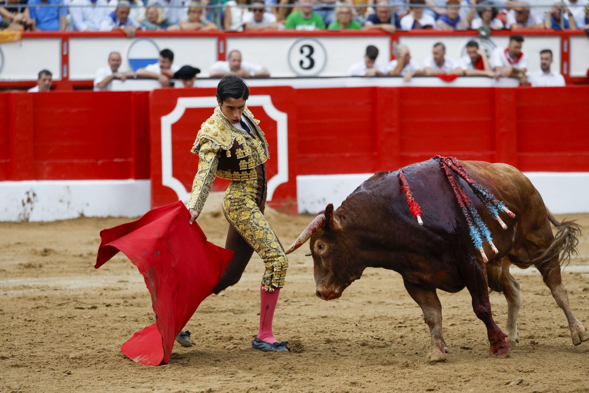 'El Mene' durante la faena de muleta del tercero de la tarde.