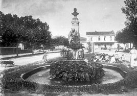 Histórica fotografía del desaparecido busto dedicado a Adolfo Ruiz de Rebolledo, que estuvo ubicado en la Avenida del Cantábrico –hoy Menéndez Pelayo–