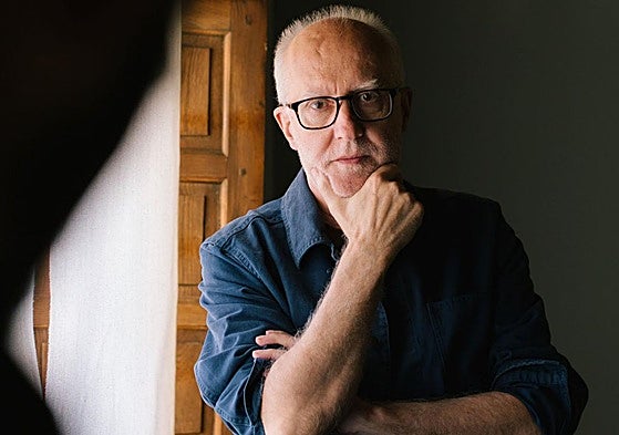 Juan Uslé, retratado la pasada semana en Santillana del Mar, donde expone 'Un viaje paralelo'.