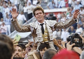 Borja Jiménez sale a hombros en la corrida en memoria de Victorino Martín, en junio, en la plaza de Las Ventas.