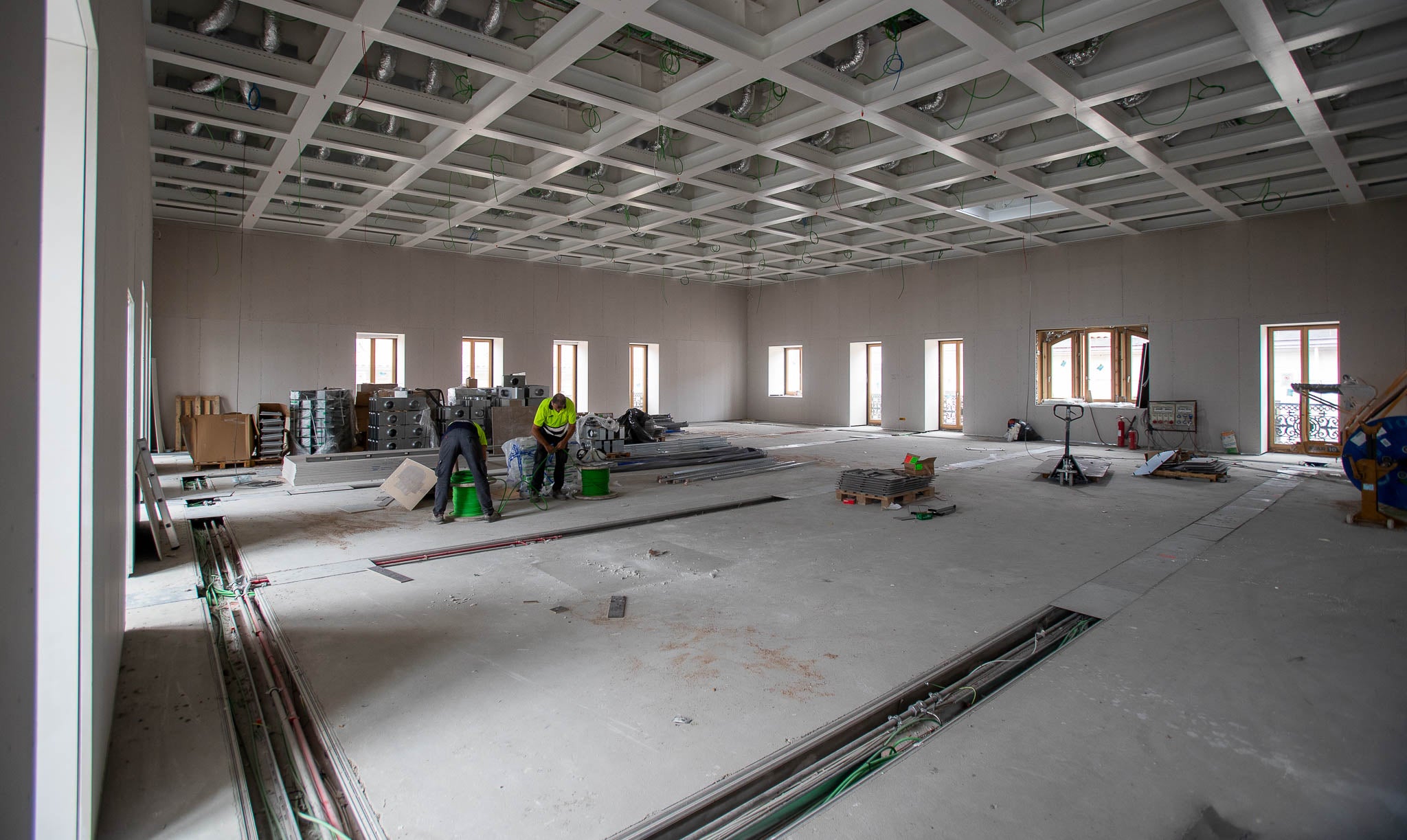 El nuevo edificio ha requerido de una obra compleja, que ha configurado en realidad una estructura de nueve plantas, ya que cuenta con tres de sótanos, en los cuales se ubicará un auditorio polivalente y multiusos.