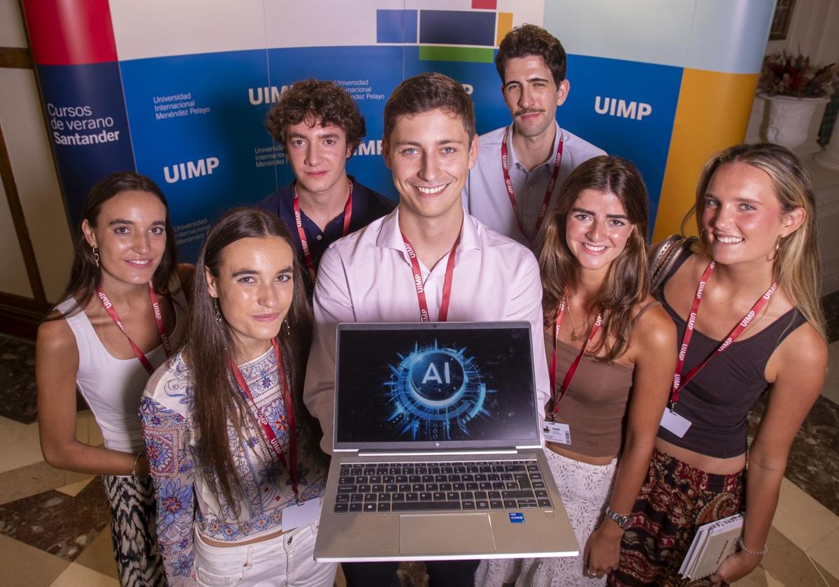 De izquierda a derecha, Leah y Elsa Delgado, Pablo Tejerina, Javier Aday Delgado, Alberto Rodríguez, Raquel Martín y María Rossety, todos alumnos o ponentes en el curso sobre 'El despliegue de la IA en España'.