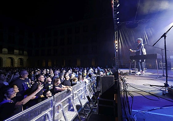 Descarga rockera de Los Zigarros en la Porticada