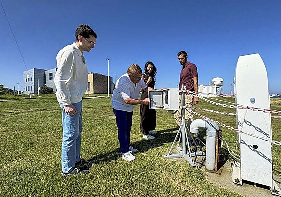 De izquierda a derecha, José Luis García, José Luis Pérez, Silvia Vallejo y Sergio Fernández, profesionales de la Aemet en Cantabria, en la sede de Cueto.