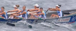 La trainera femenina de Astillero, en la regata de Orio.