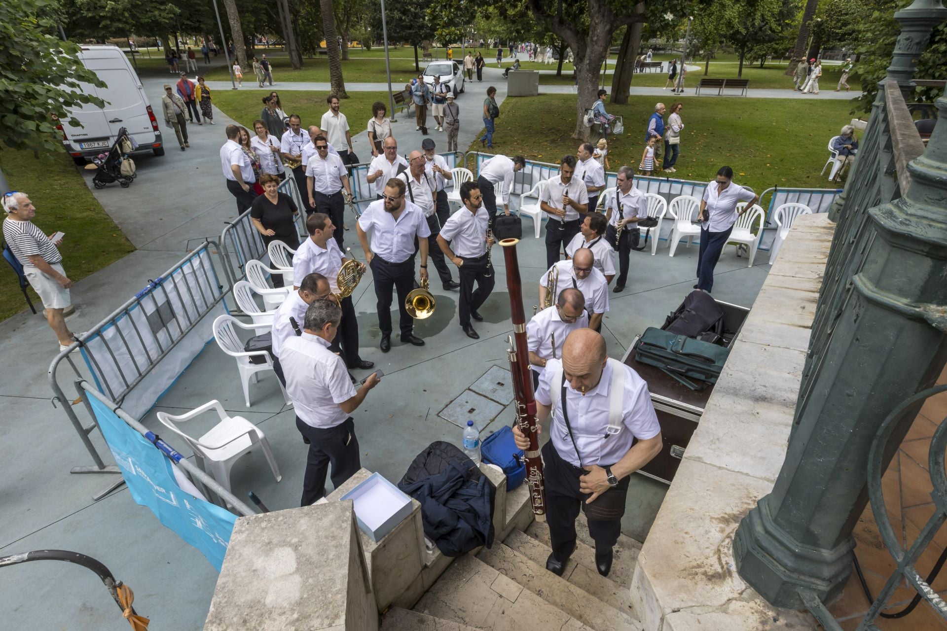 Los músicos de la banda suben al escenario en los Jardines de Pereda.