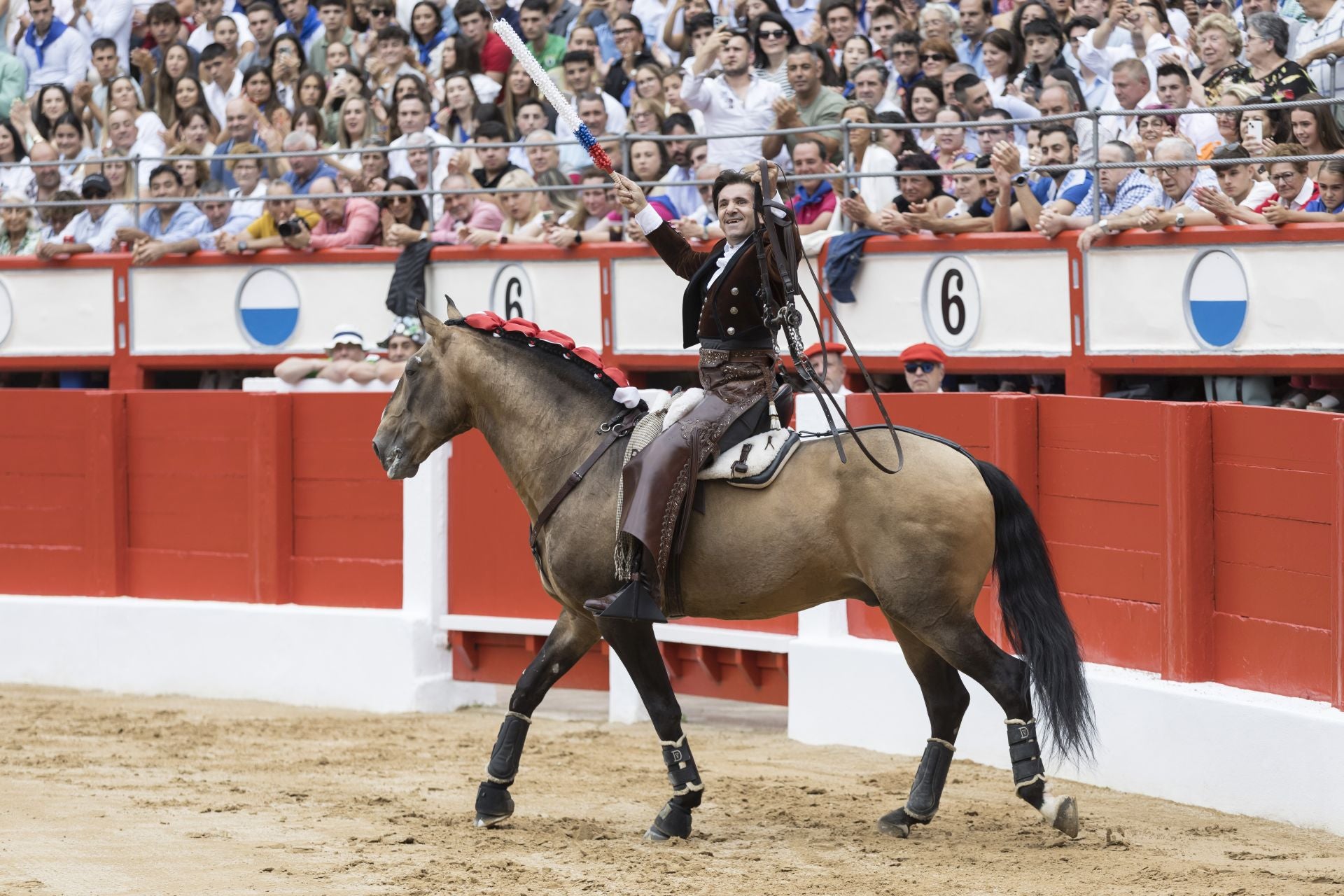 Diego Ventura le quita la cabezada a 'Bronce' antes de colocar una banderilla.