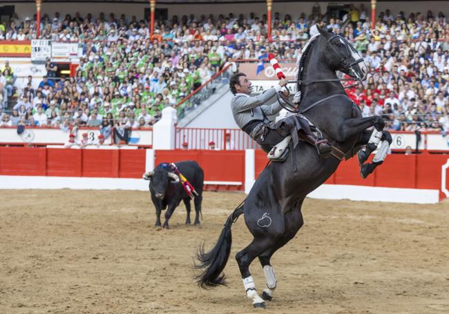 Andy Cartagena eleva al caballo a dos patas junto a la barrera.