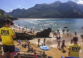 Imagen de dos socorristas de la DYA vigilando a vecinos y turistas en la playa de Arenillas, en el municipio de Castro Urdiales.