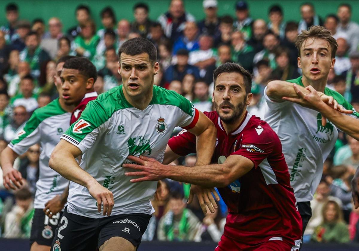 Álvaro Mantilla y Javi Castro, durante el partido ante el Mirandés del play off de ascenso de la pasada campaña.
