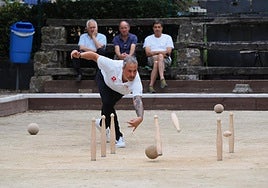 Carlos García birla ayer en Quijano durante su enfrentamiento ante Rubén Túñez.