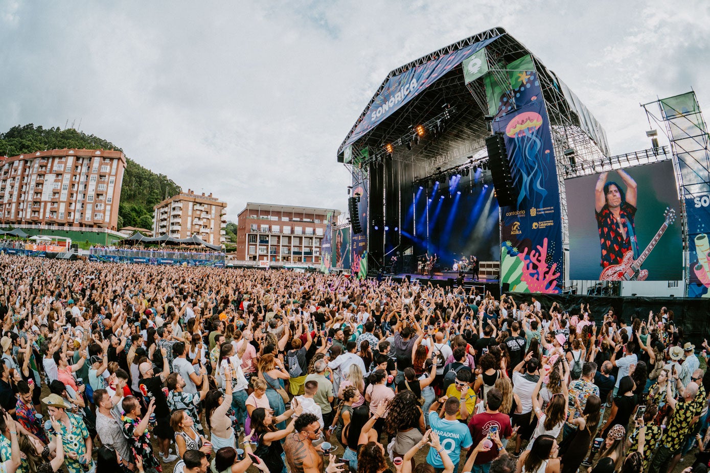 Miles de personas frente al escenario en Castro Urdiales.