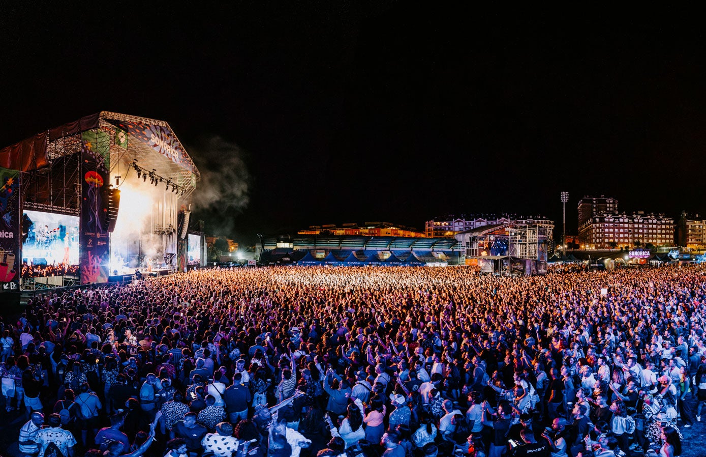 La multitud de gente en uno de los espectáculos nocturnos.