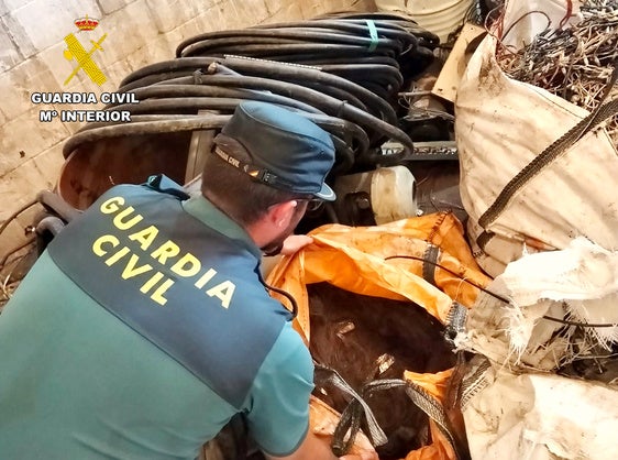 Material sustraído por la Guardia Civil en uno de los centros de metales registrados a raíz de la investigación.