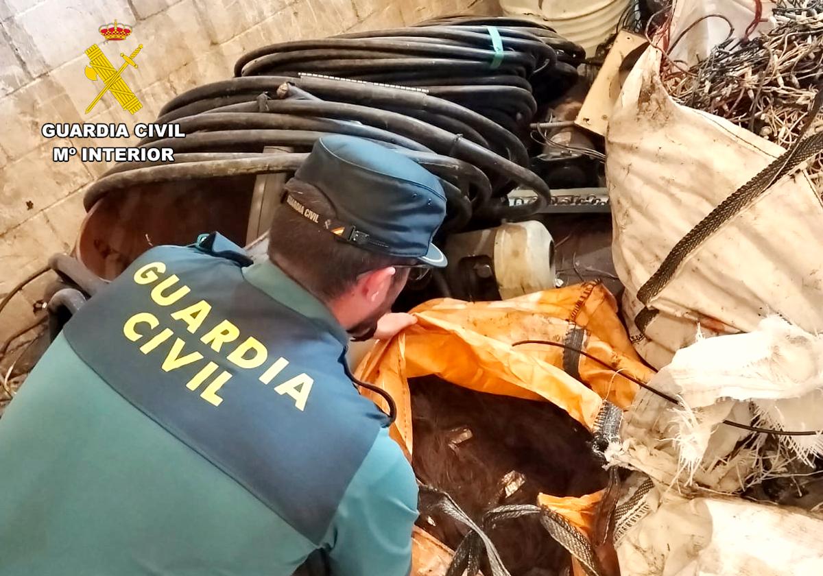 Material sustraído por la Guardia Civil en uno de los centros de metales registrados a raíz de la investigación.