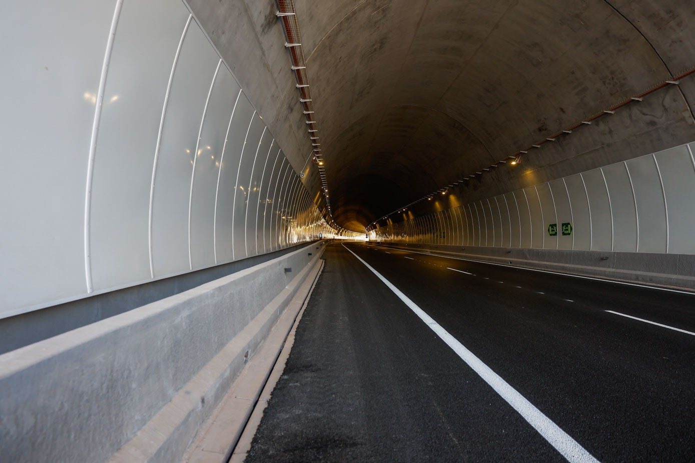 El interior de uno de los dos túneles, con una longitud de más de 400 metros.