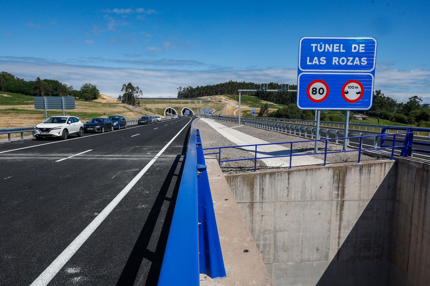 Una señal indica la entrada al túnel de Las Rozas.