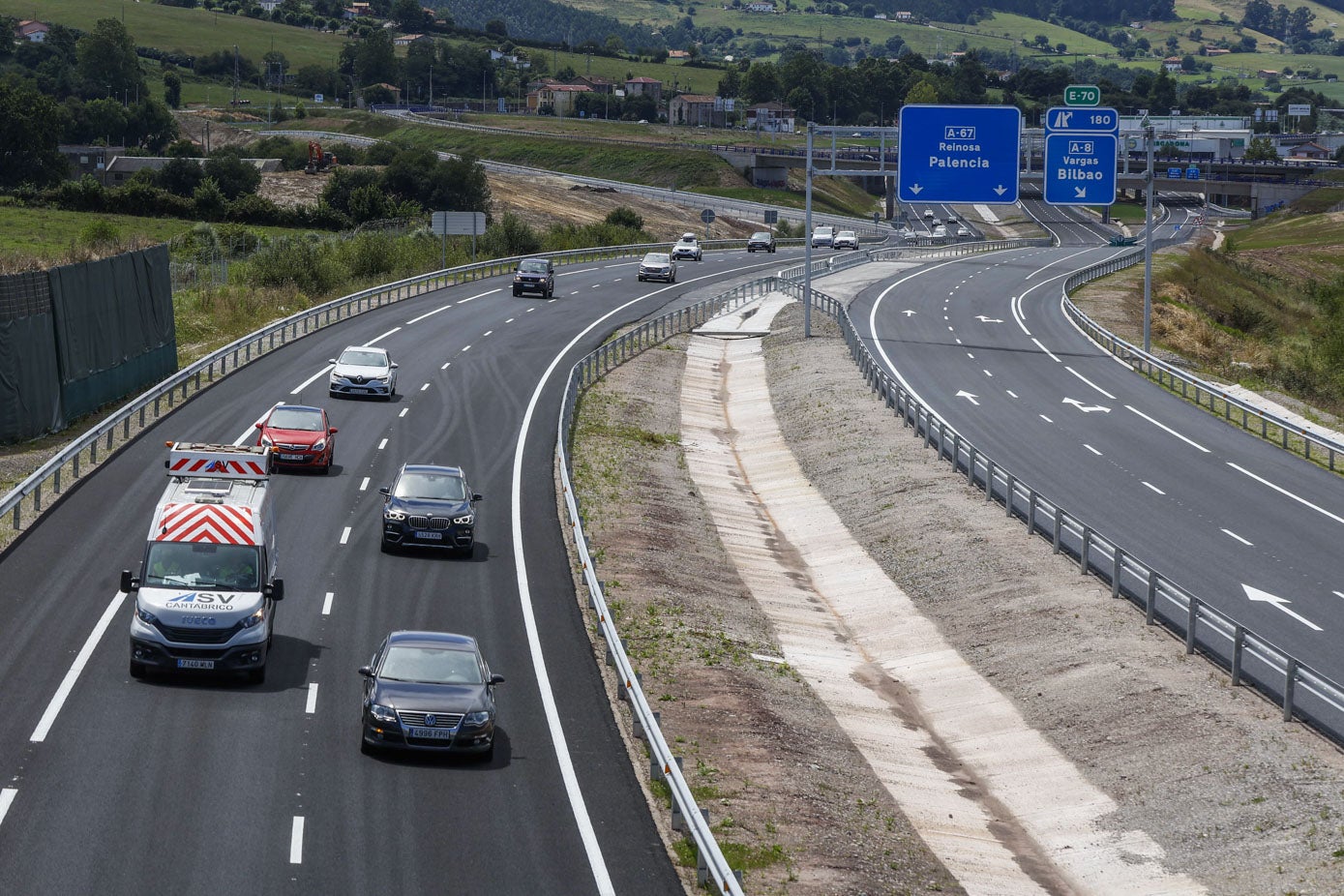 A las 13.20 horas se estrenó la carretera con el paso del primer coche. Ahora, ya son cientos los que llevan circulando a lo largo del día.