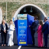 El ministro de Transportes, Óscar Puente, y la presidenta de Cantabria, María José Sáenz de Buruaga, descubren la placa en la inauguración.