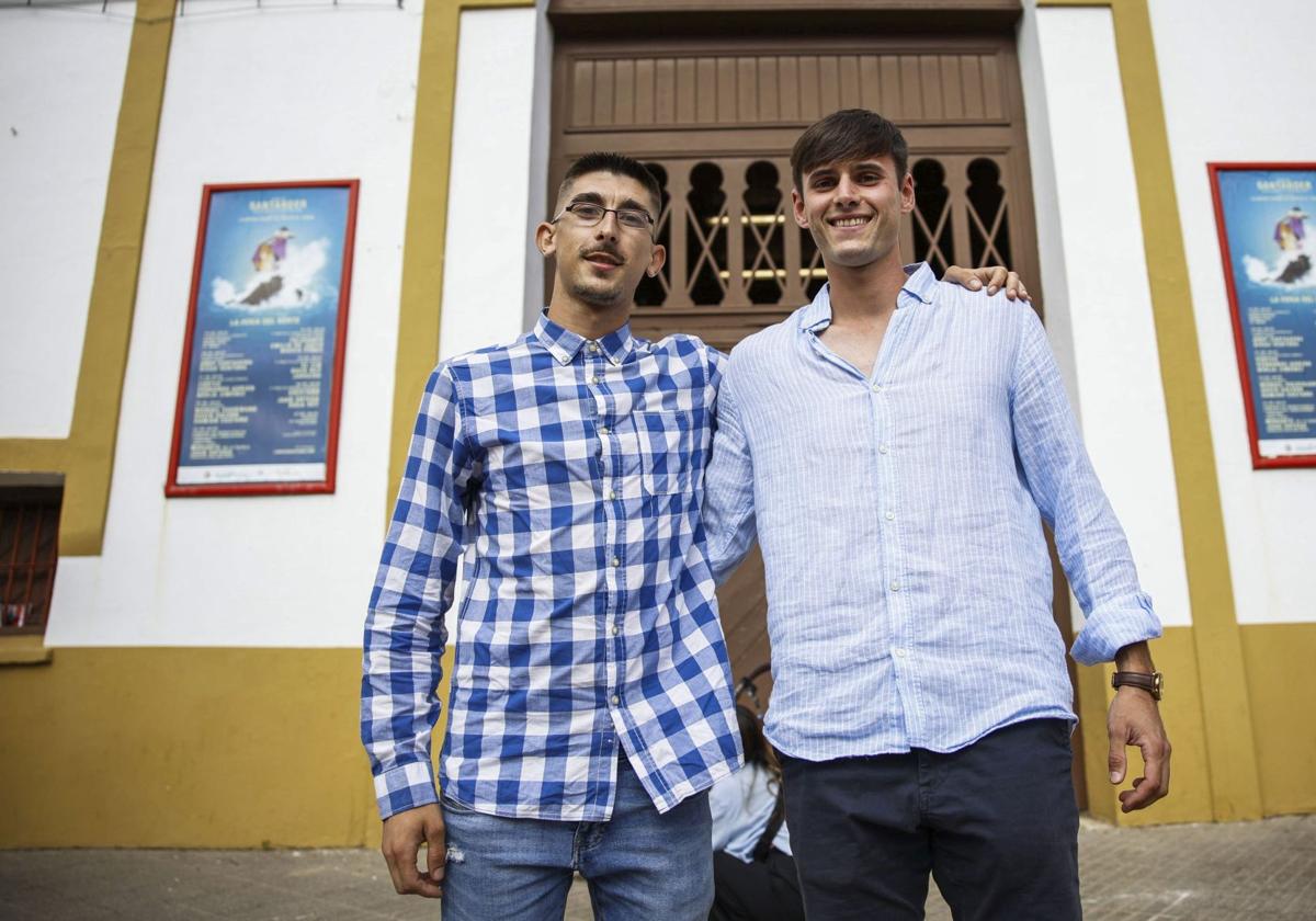 Juan Cruz y Aarón Argos, frente a la puerta grande de Cuatro Caminos
