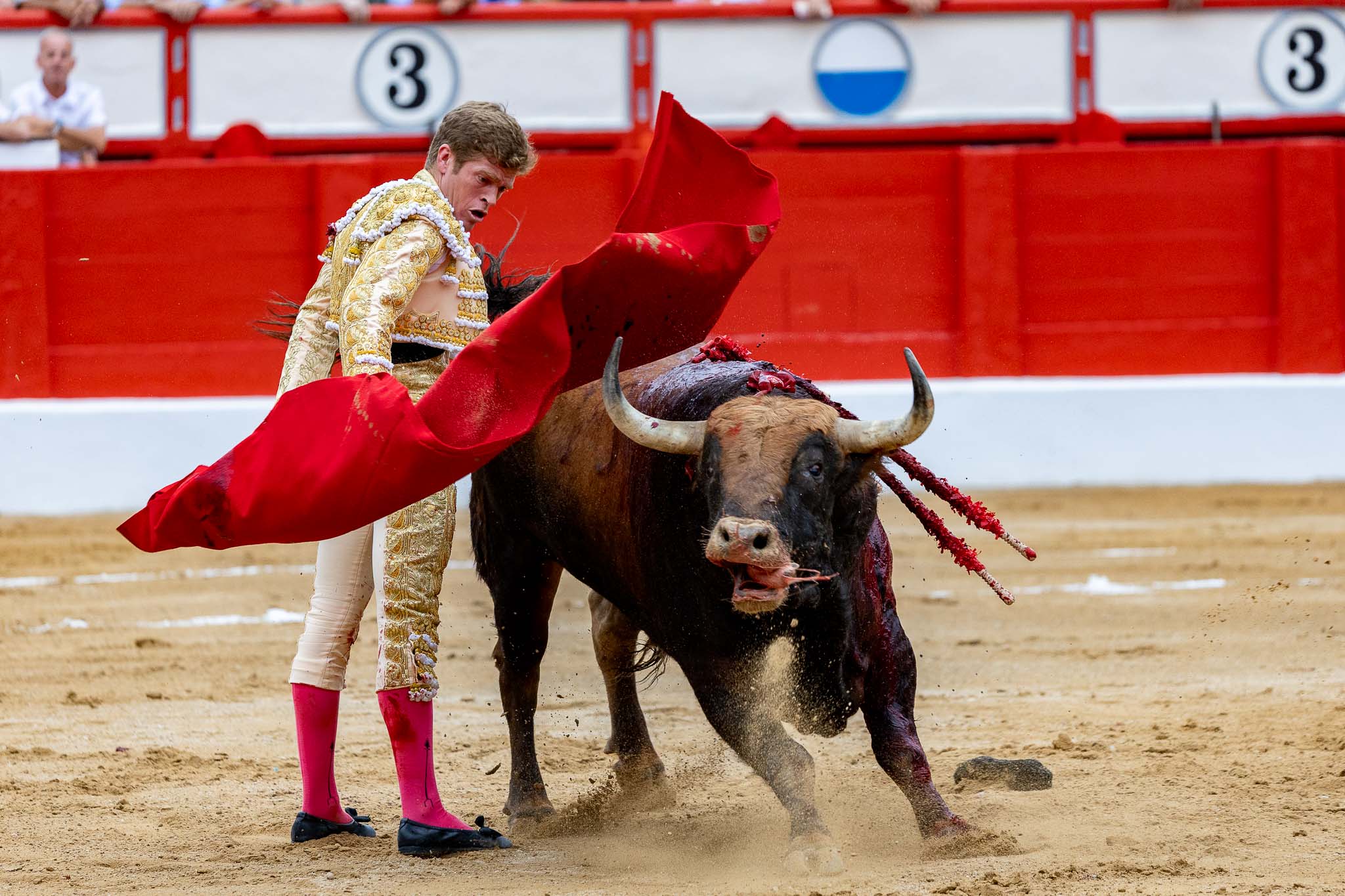 Remate de Borja Jiménez a su primer oponente.
