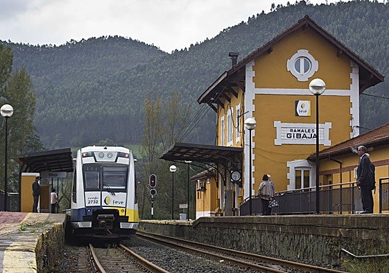 Un tren de la actual línea entre Santander y Bilbao hace parada en la estación de Gibaja (Ramales de la Victoria).