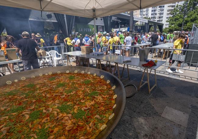 La monumental paella de marisco y verduras preside la celebración.