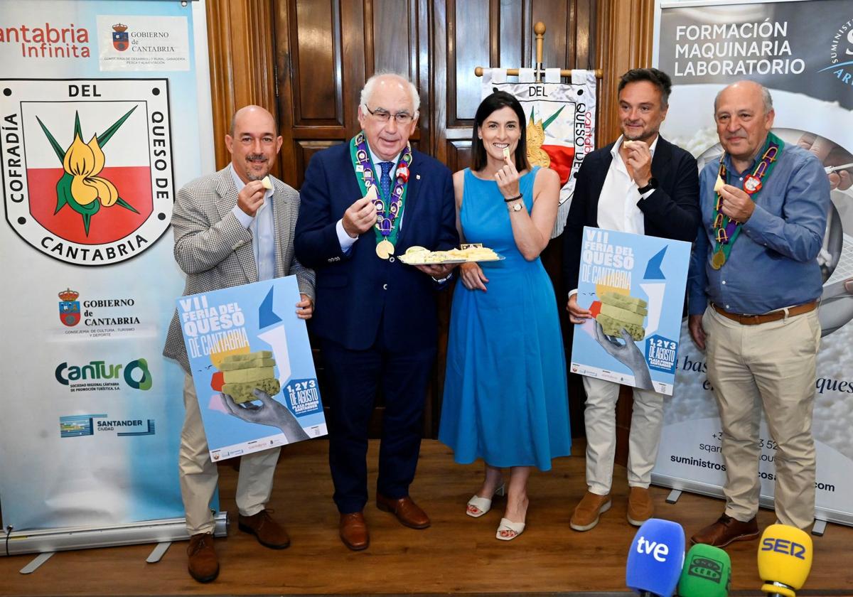 El concejal de Comercio, Álvaro Lavín, el presidente de la Cofradía del Queso de Cantabria, Adolfo Izaguirre, la alcaldesa de Santander, Gema Igual, el director de la Oficina de Calidad Alimentaria (Odeca), Juan Luis Centeno y el vicepresidente de la Cofradía del Queso, Juan Carlos Sordo, este martes, durante la presentación de la feria.