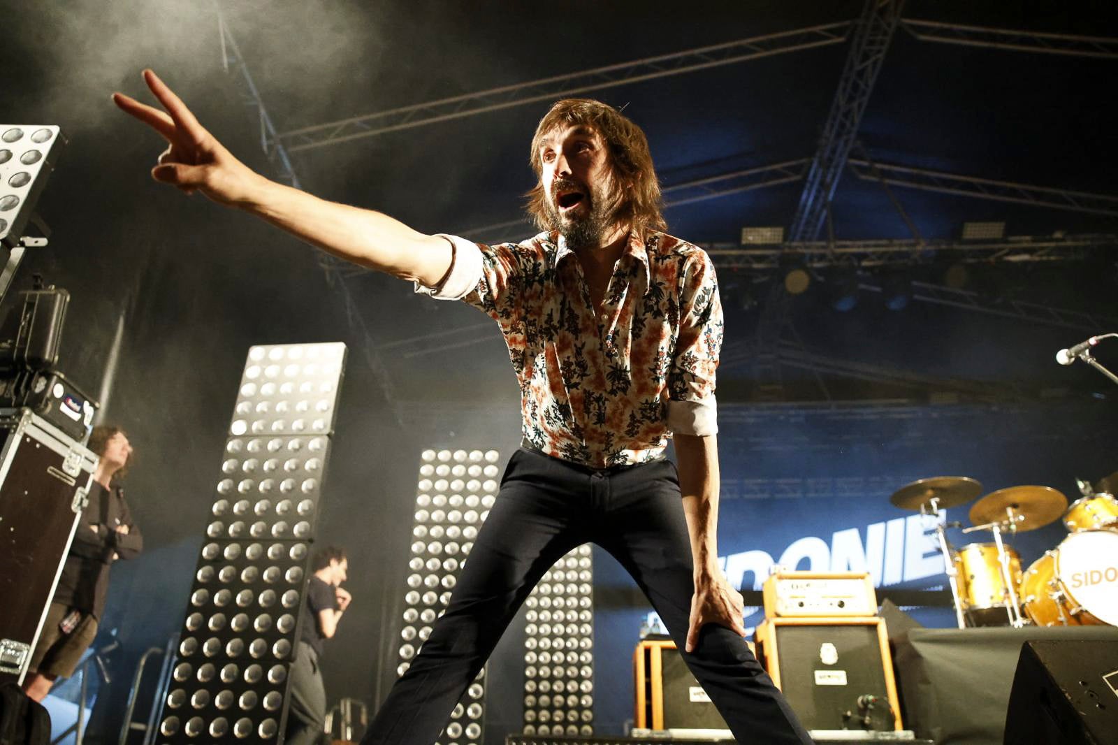 Sidonie convirtió la Porticada en una fiesta de guitarras, coros y psicodelia pop en una de las citas más esperadas de la Semana Grande 2025.