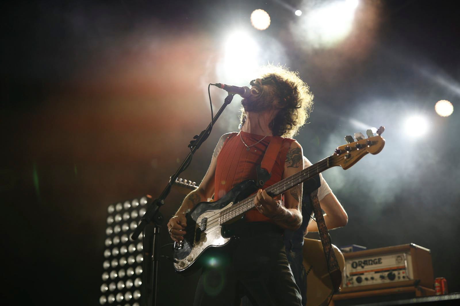 Jes Senra, bajista de Sidonie, derrochó carisma y pasión en el escenario de la Porticada, en un concierto que hizo vibrar a Santander durante la Semana Grande.
