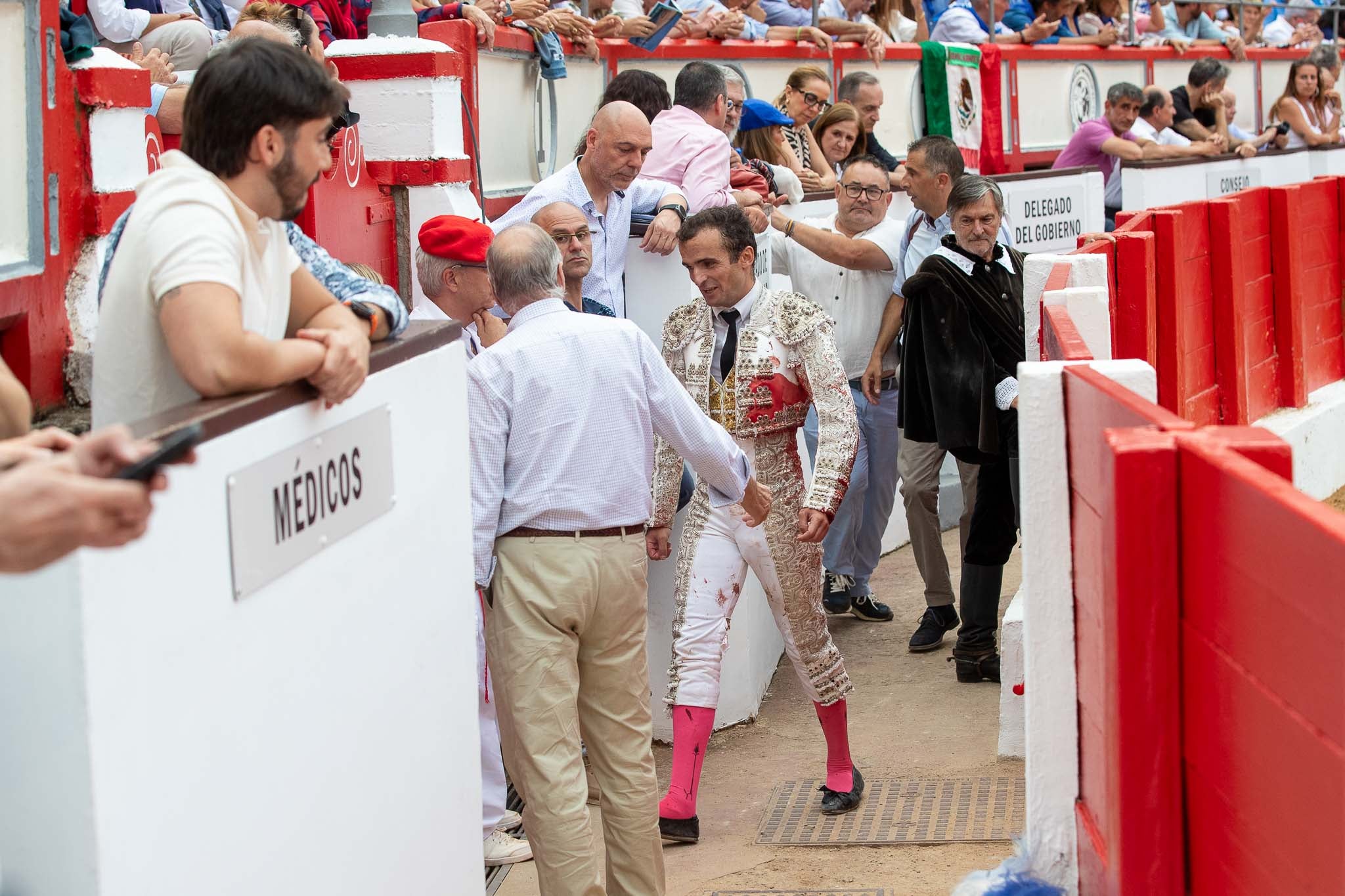 Damián Castaño en el callejón camino de la enfermería.