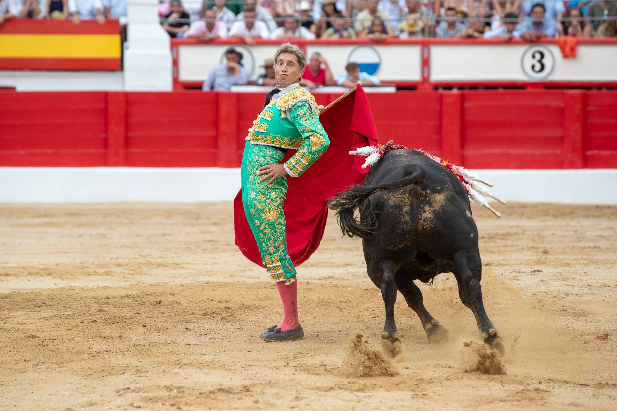 Inicio de faena de Manuel Escribano por la espalda a su segundo toro.