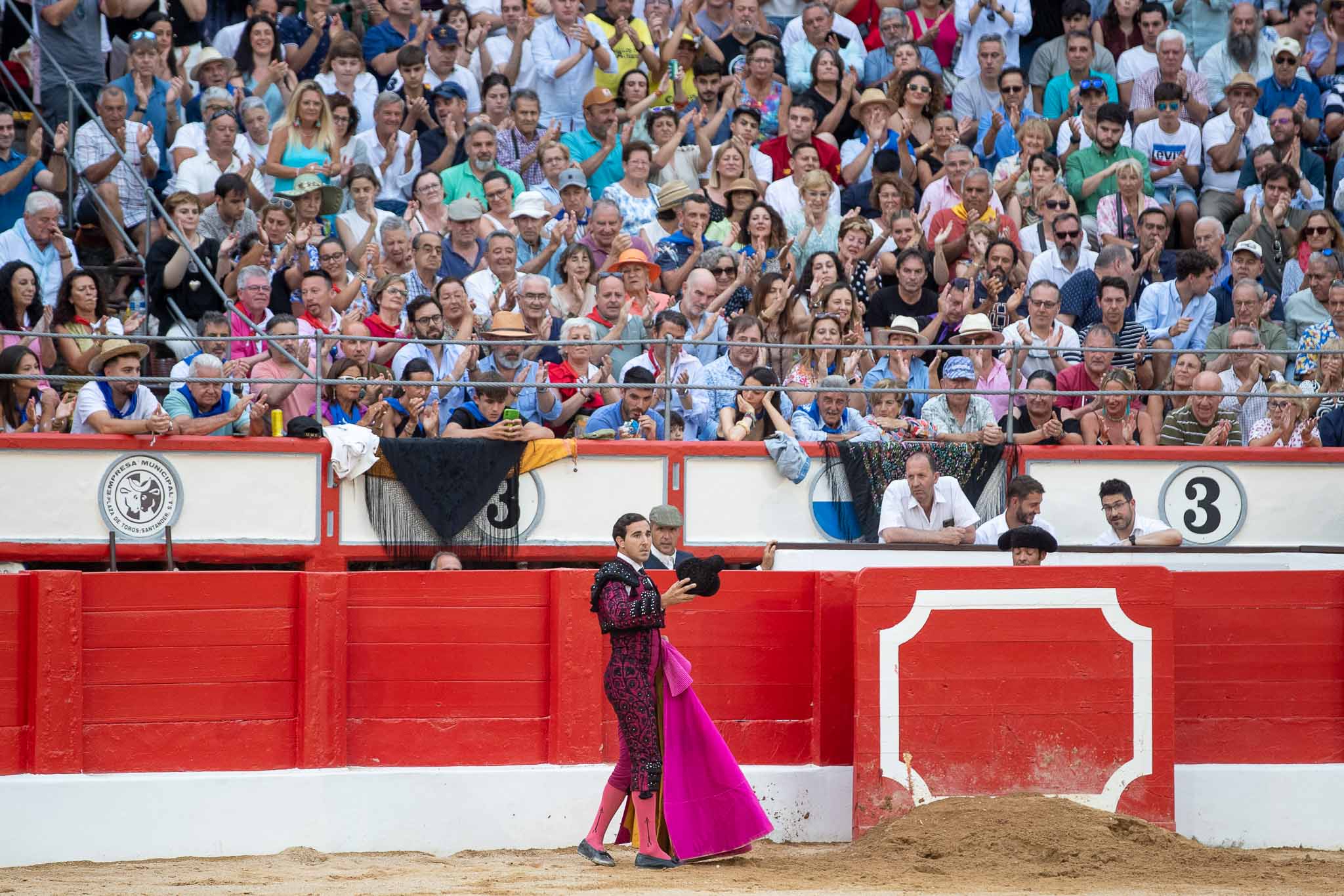 Juan Carlos Rey saluda tras el tercio de banderillas del quinto de la tarde.