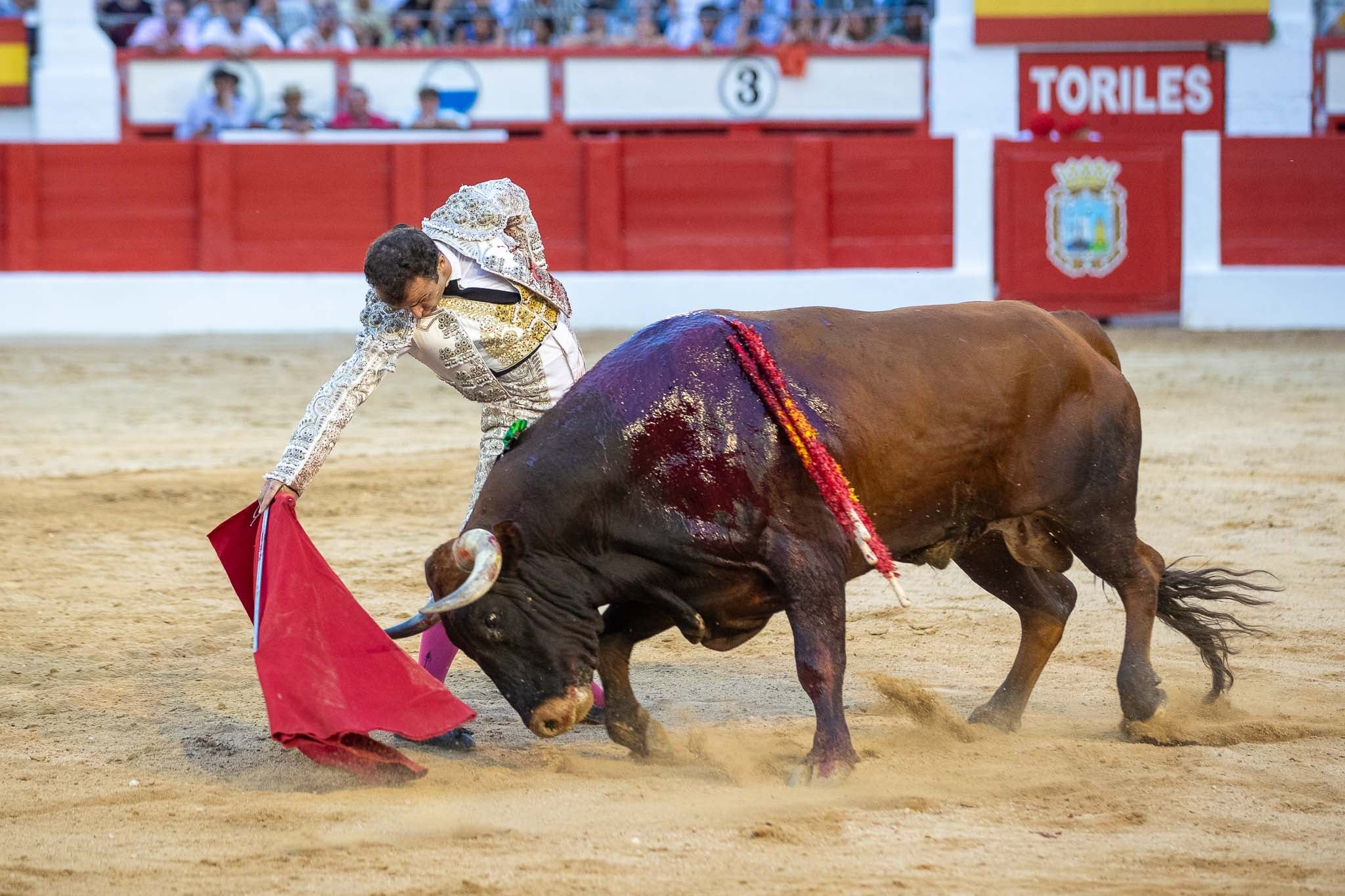 Pase con la derecha de Damián Castaño.