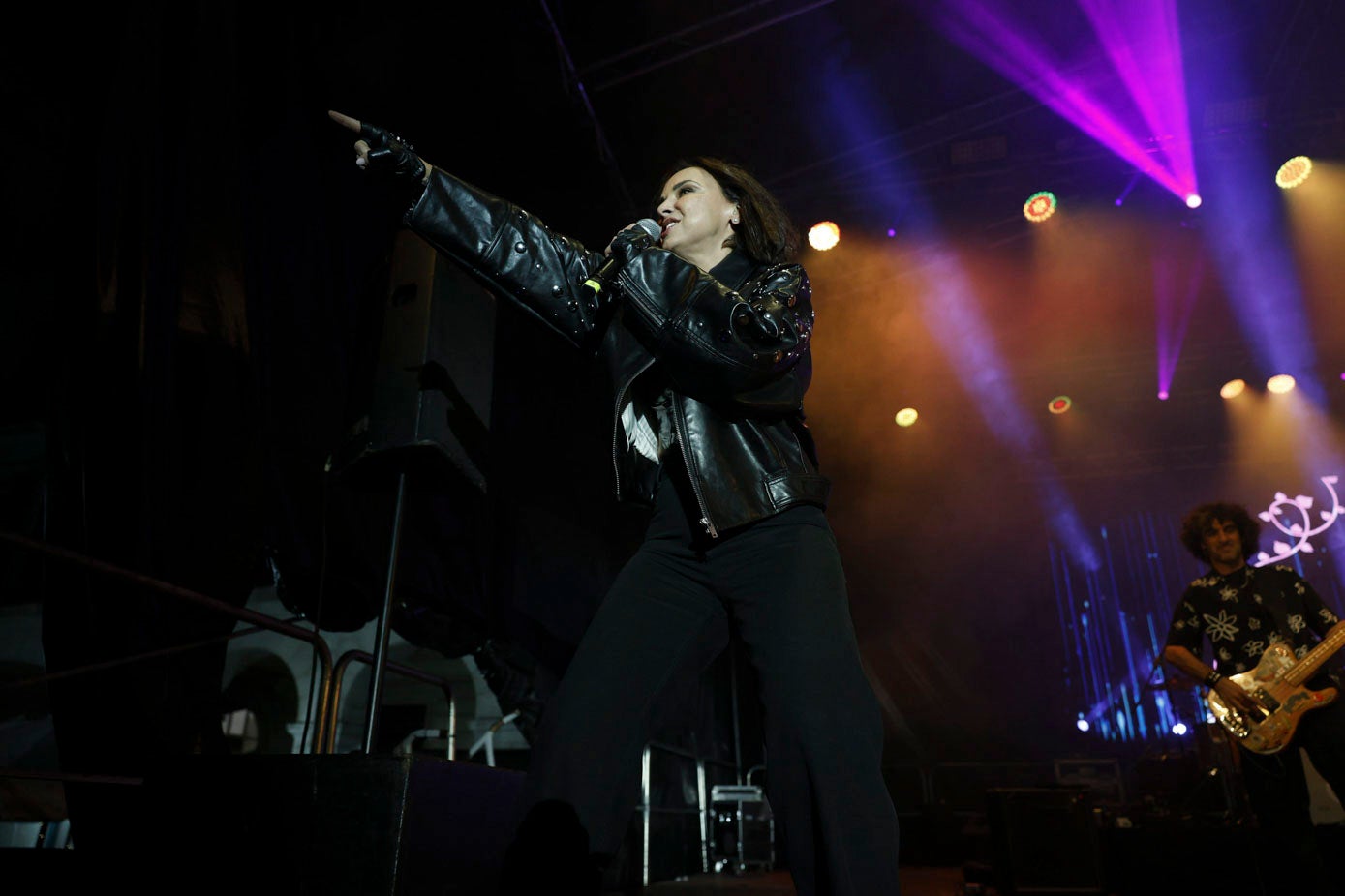Chenoa apareció sobre el escenario vestida de negro, algo que acostumbra a hacer en sus conciertos
