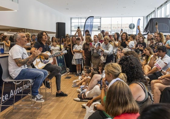 Rulo, acompañado por Fito Garmendia, interpretó 'Dentro de una canción' en Parte Automóviles por petición de los asistentes.