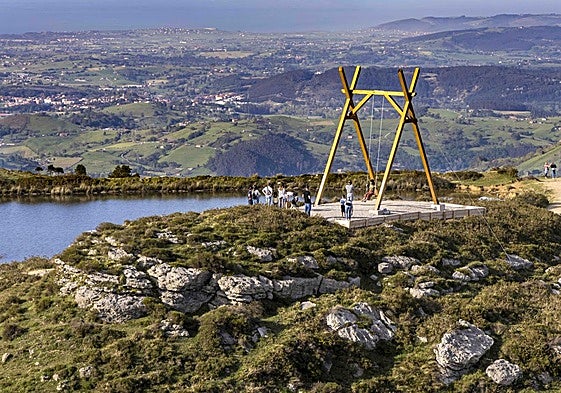 El columpio de Miera, que sobresale en la ruta de los Pozos de Noja.
