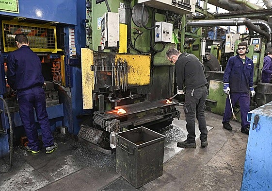 Trabajadores en el interior de una fábrica.