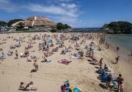 Playa de El Sable, en Isla,en donde se ha reguladola proliferación de pisosturísticos.