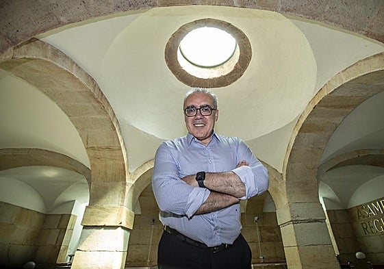 El portavoz regionalista, en el aljibe del Parlamento, ubicado en los sótanos del edificio.