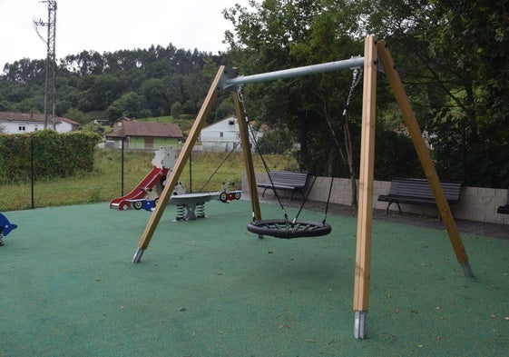 Elementos de juego en el parque infantil del barrio Salcedo, en Vioño.