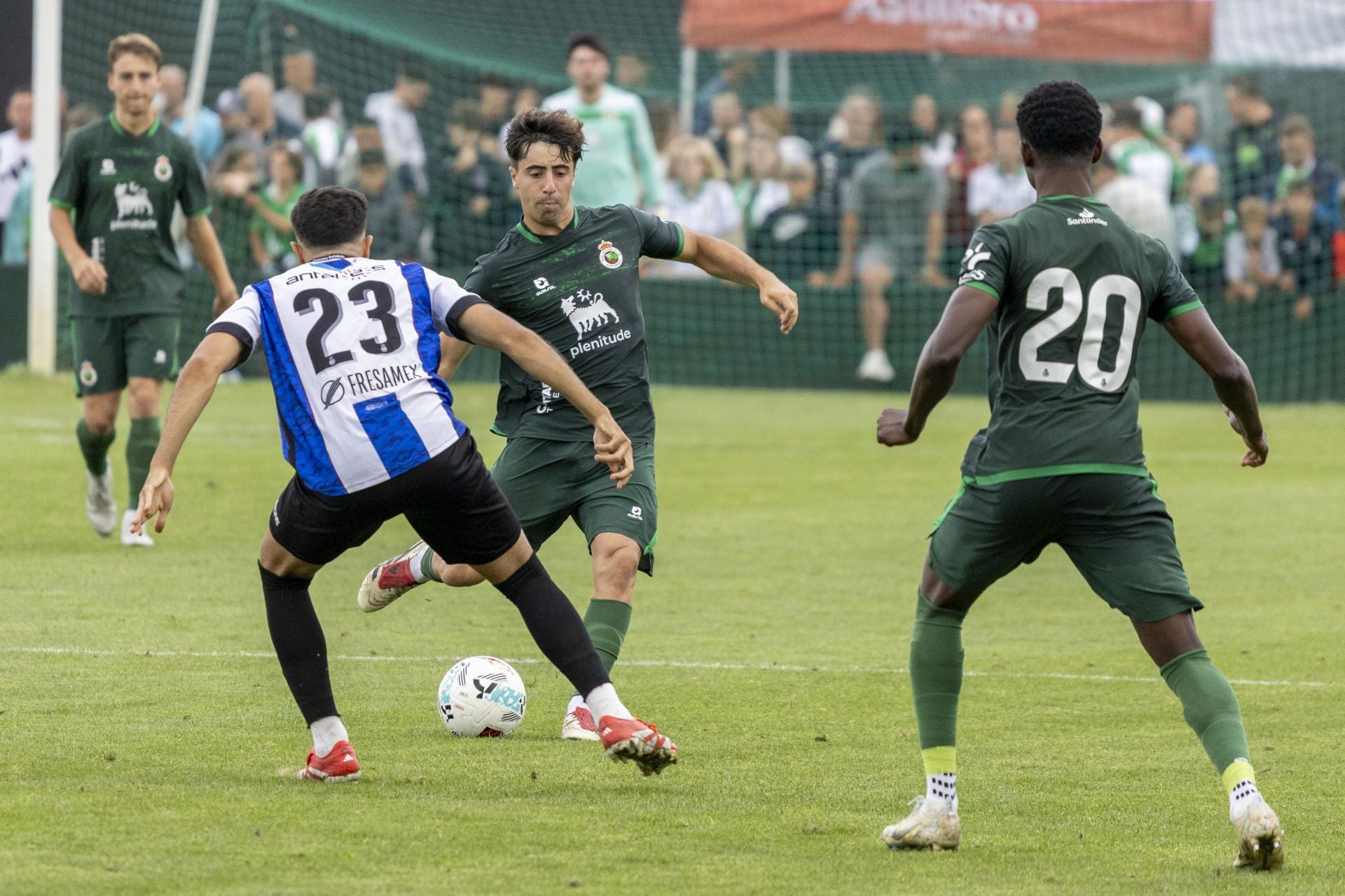 Solórzano con el balón en su posesión ante la presión del rival.
