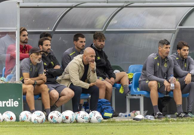 José Alberto y su cuerpo técnico observan con atención el partido.
